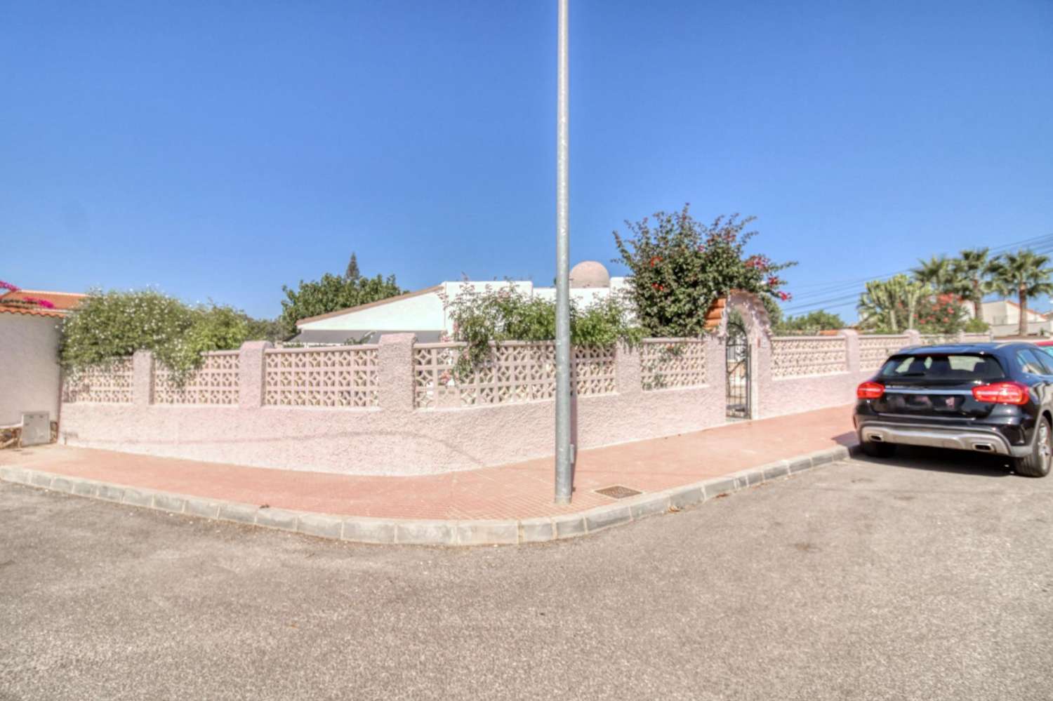 Samostatně stojící dům se soukromým pozemkem v centru Ciudad Quesada