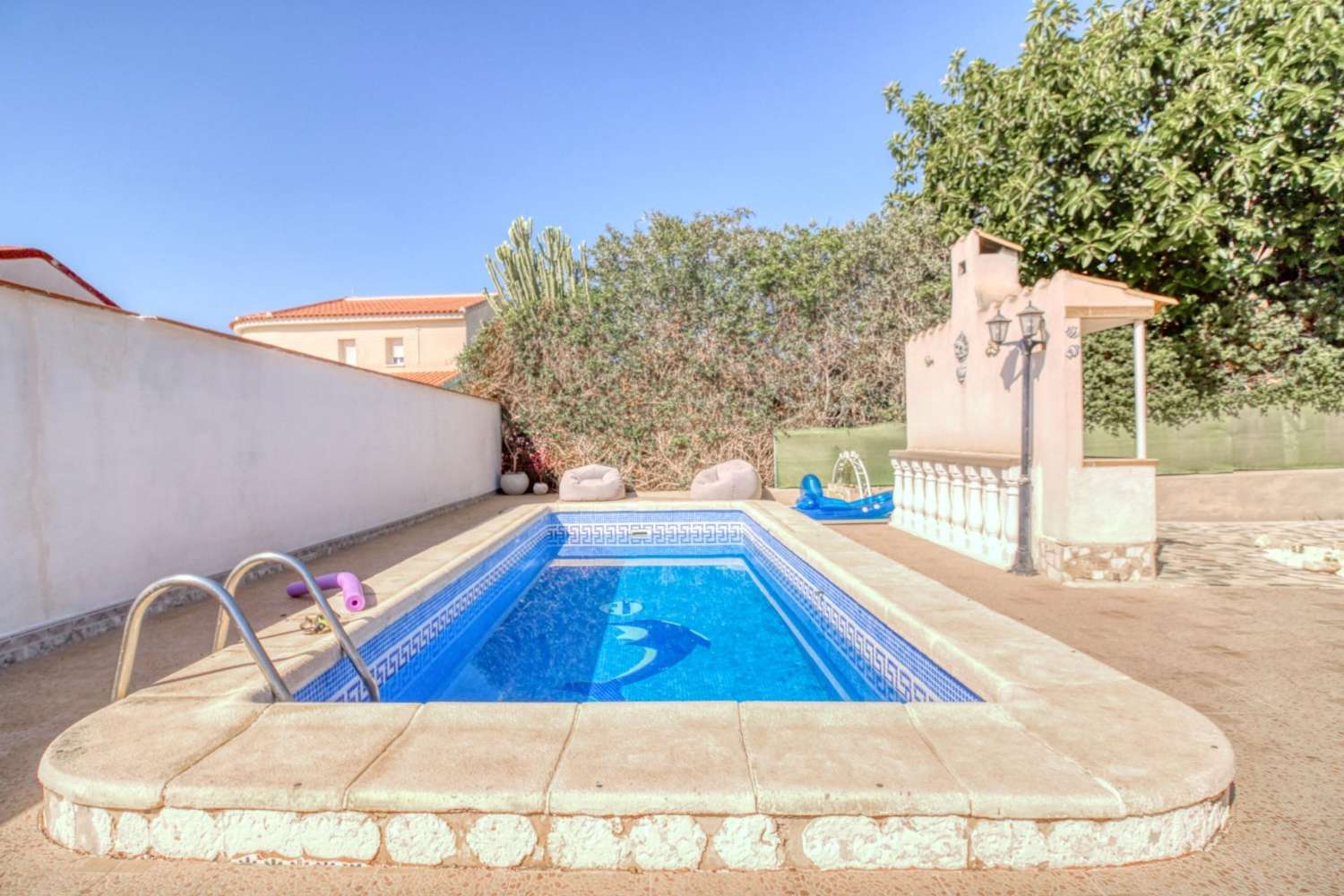 Samostatně stojící dům se soukromým pozemkem v centru Ciudad Quesada