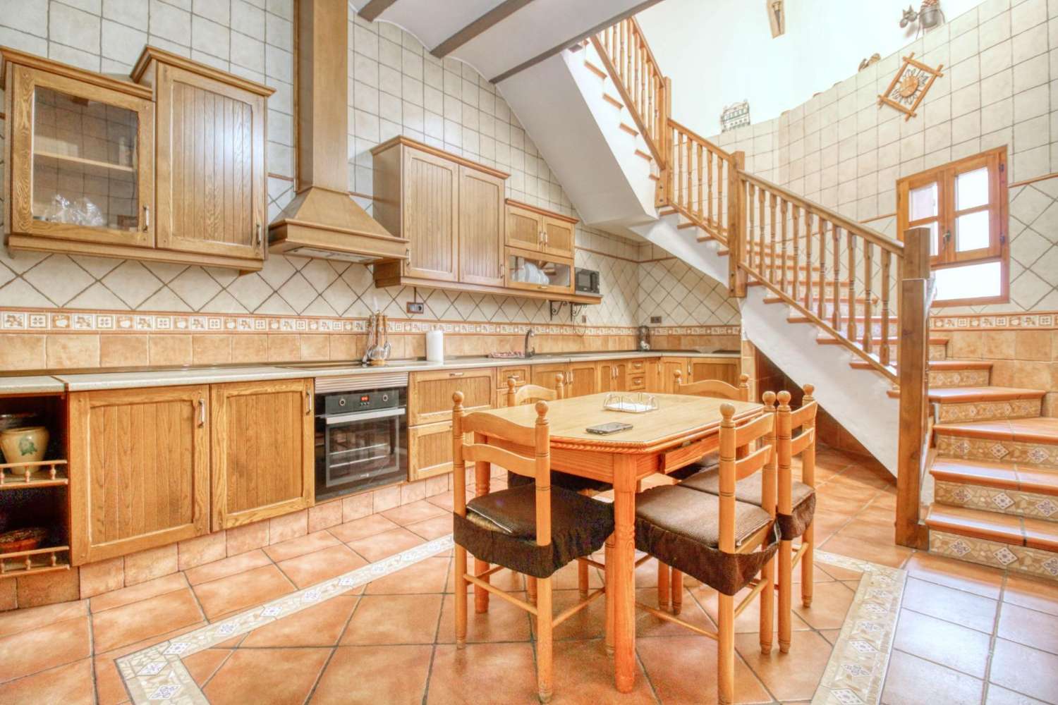 Skvělá příležitost! Dům s terasami, zahradou a garáží v srdci Crevillente