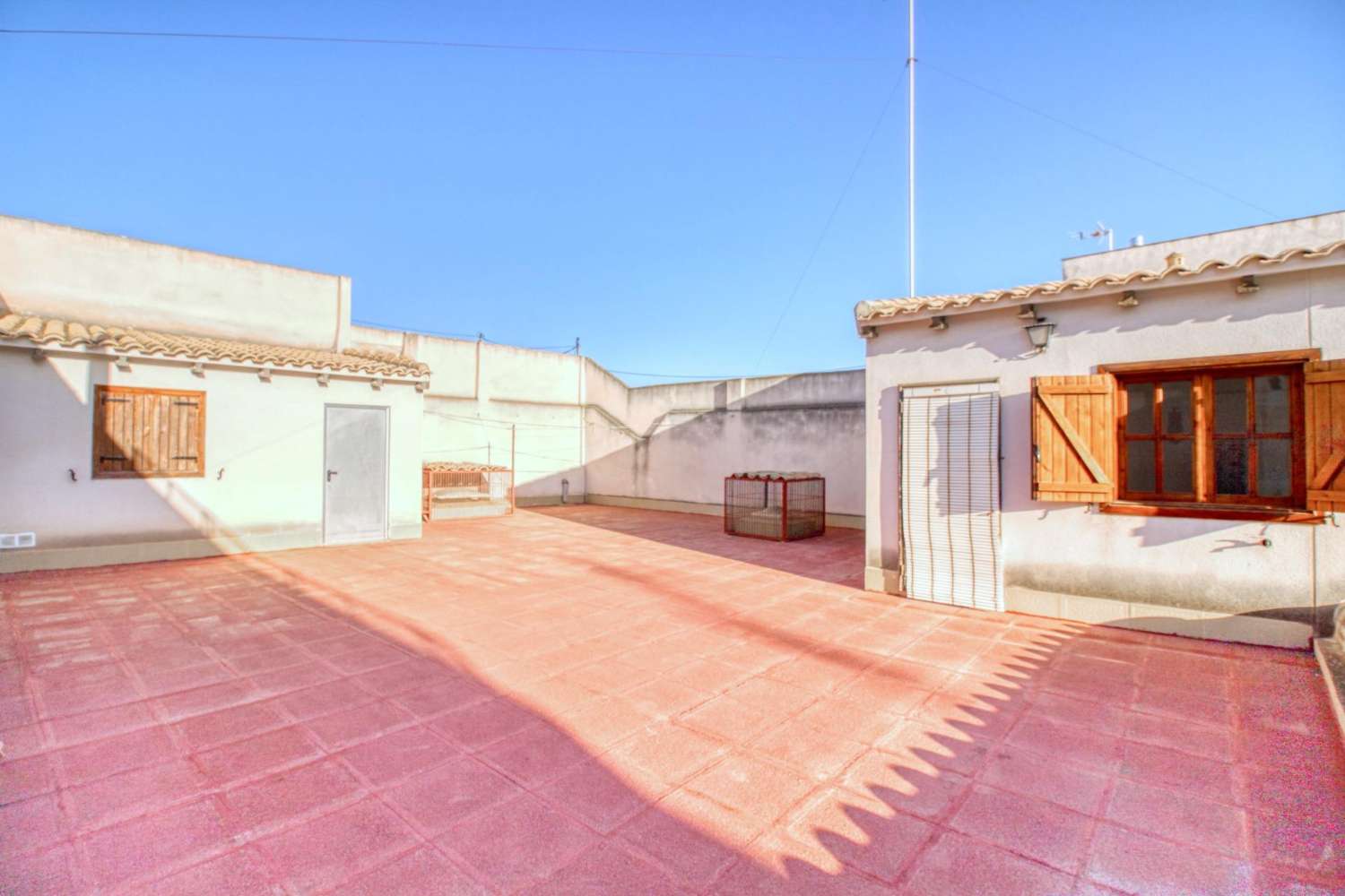 Skvělá příležitost! Dům s terasami, zahradou a garáží v srdci Crevillente