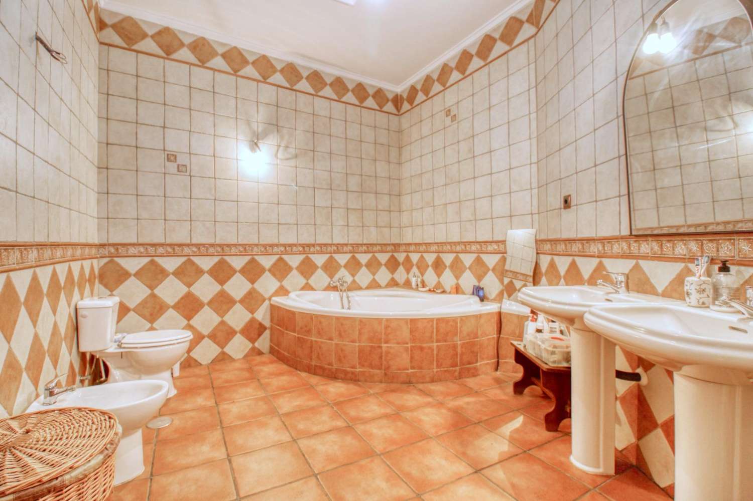 Skvělá příležitost! Dům s terasami, zahradou a garáží v srdci Crevillente