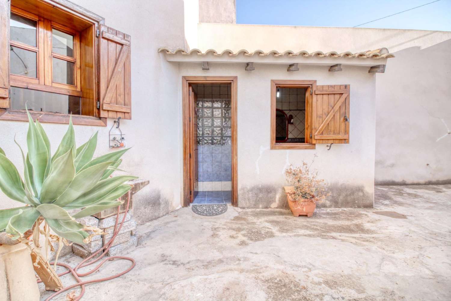 Skvělá příležitost! Dům s terasami, zahradou a garáží v srdci Crevillente