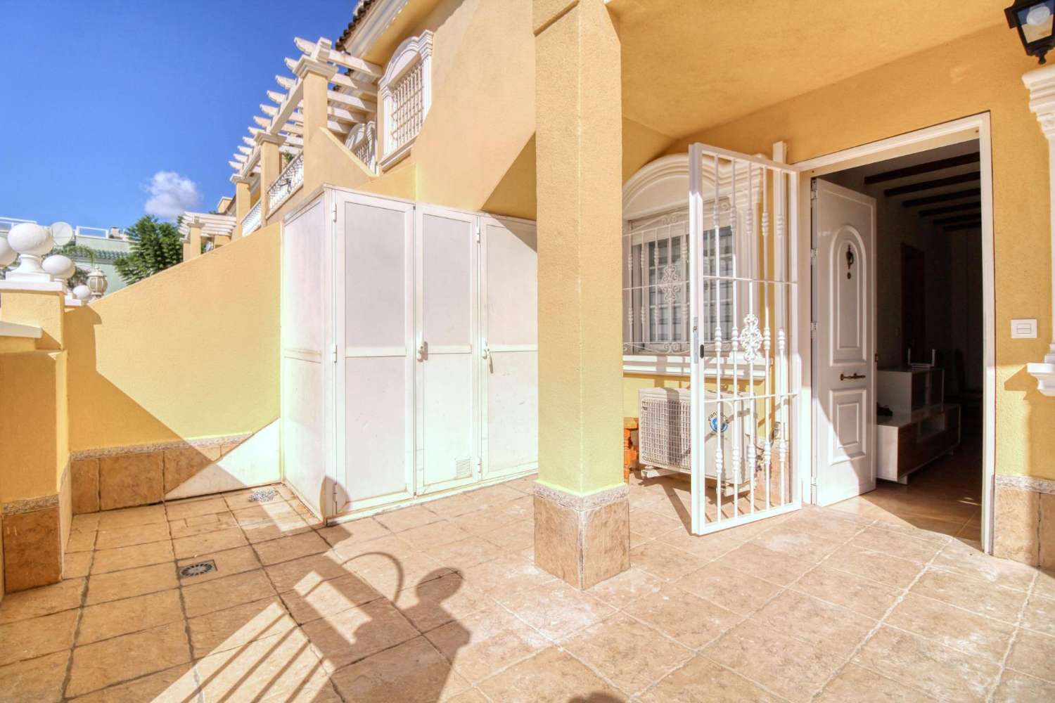 Přízemní řadový dům v Gran Alacant – pohodlí, styl a přímořská poloha