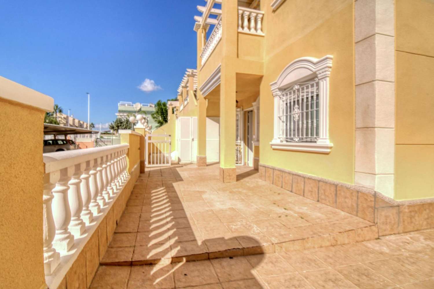 Přízemní řadový dům v Gran Alacant – pohodlí, styl a přímořská poloha