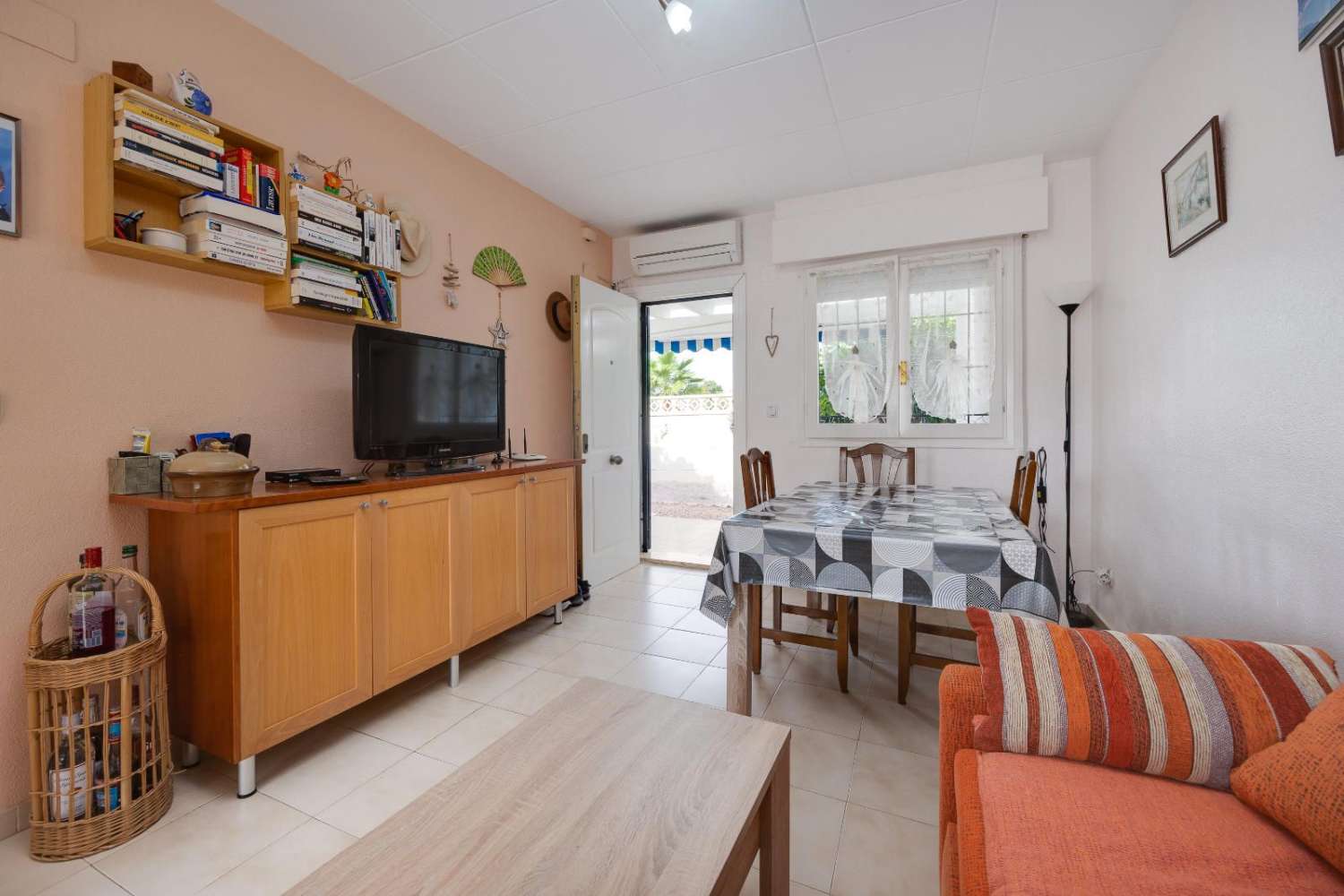 Acogedora casa adosada con una pequeña parcela en Orihuela Costa