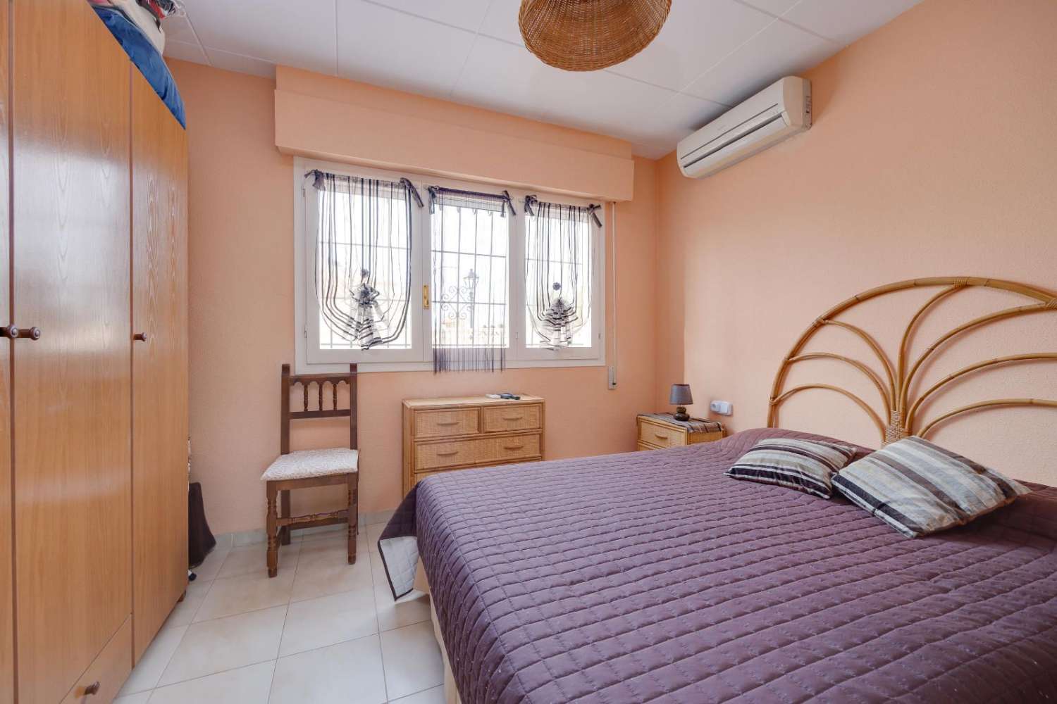 Acogedora casa adosada con una pequeña parcela en Orihuela Costa