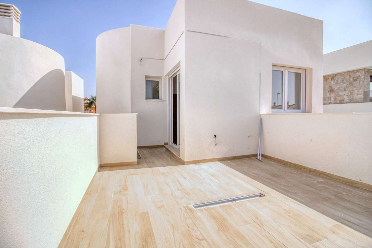 Novostavba vily v Torrevieja — elegance, pohodlí a prvotřídní lokalita