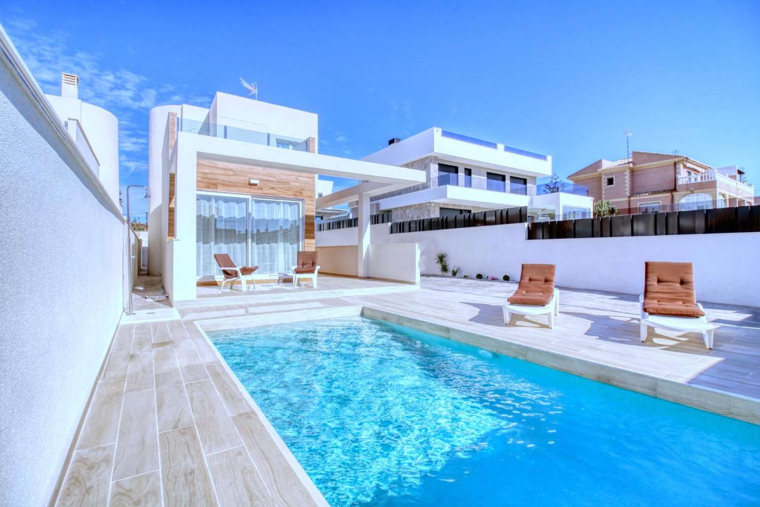 Novostavba vily v Torrevieja — elegance, pohodlí a prvotřídní lokalita