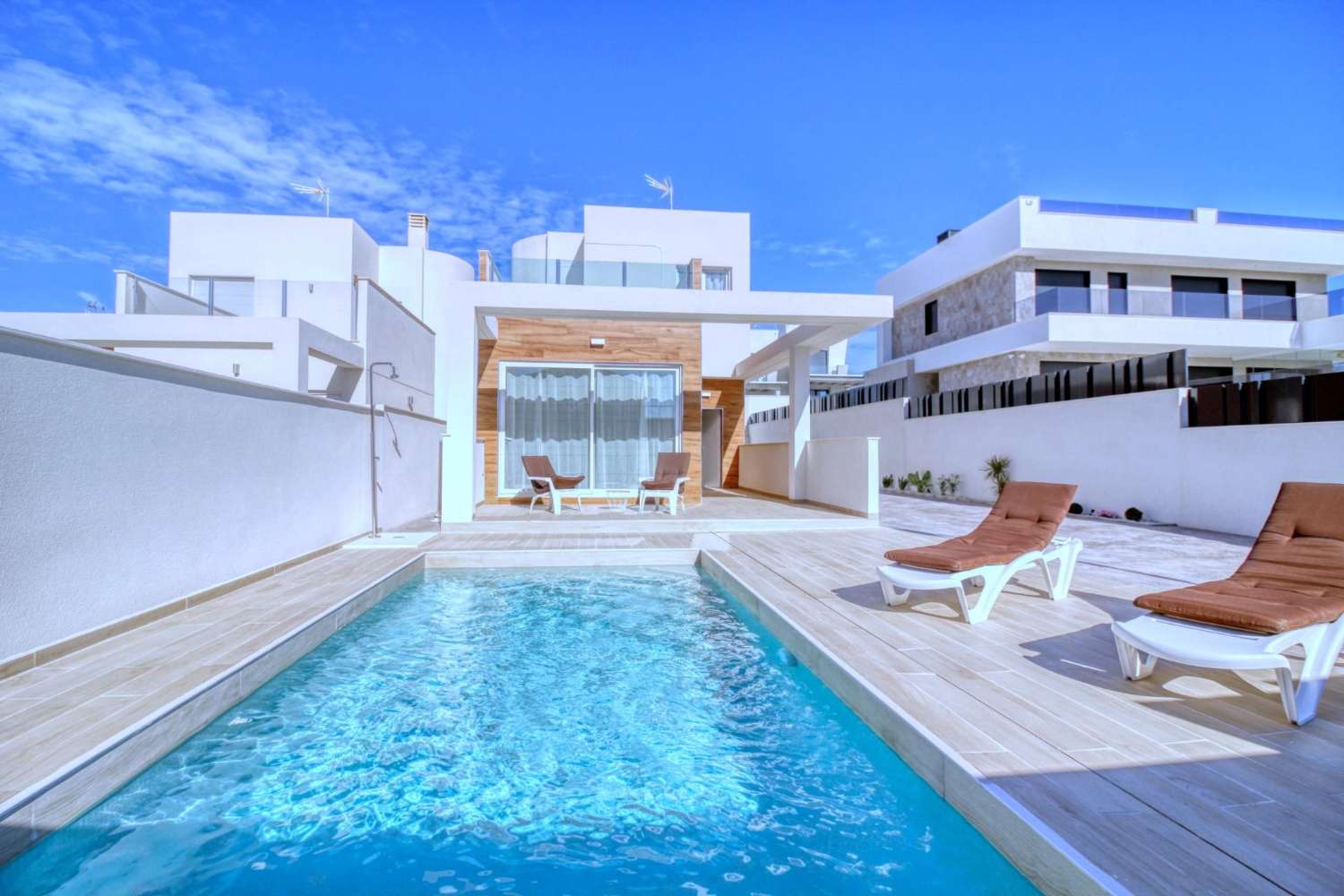 Novostavba vily v Torrevieja — elegance, pohodlí a prvotřídní lokalita