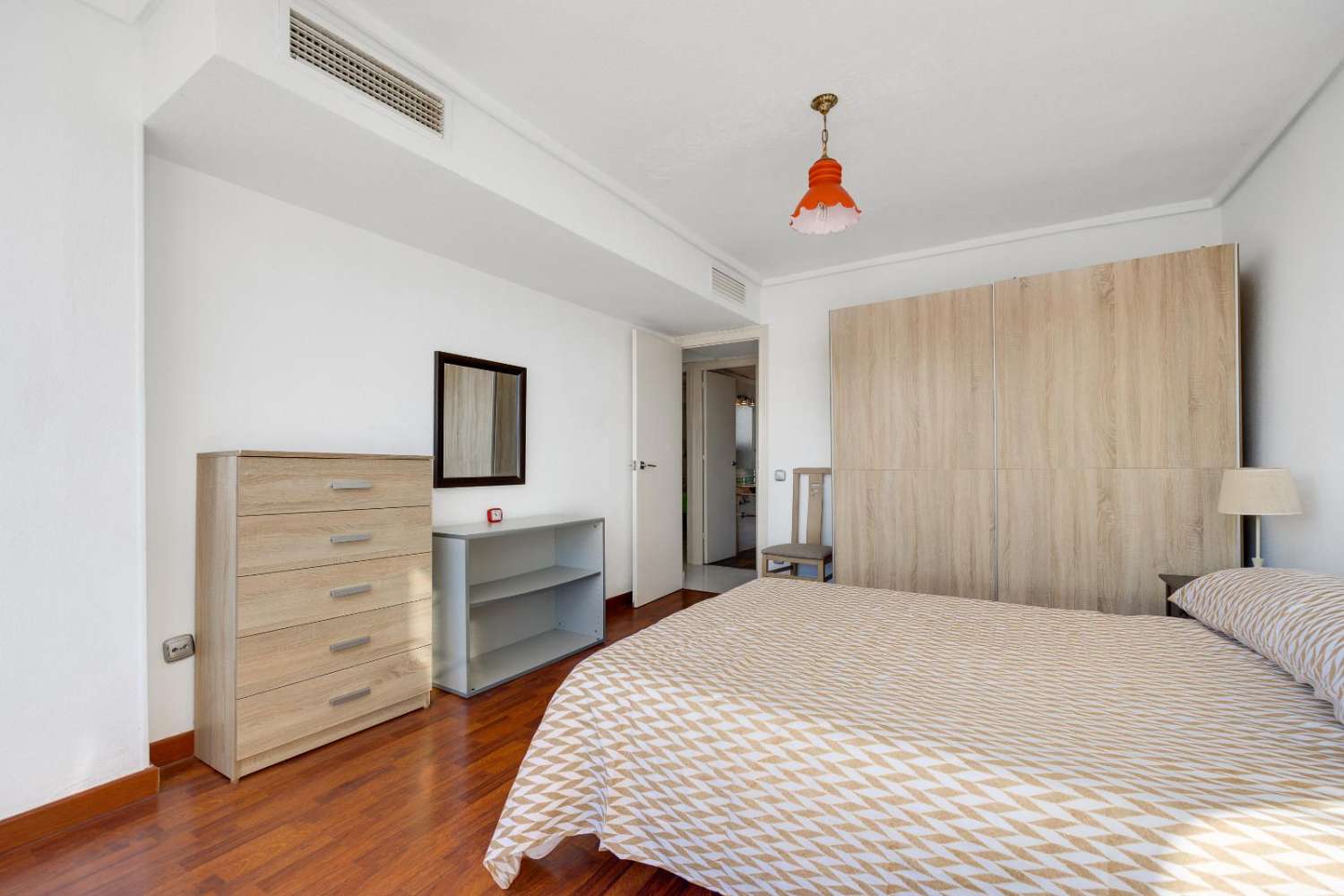 Prostorný, světlý byt v centru Torrevieji