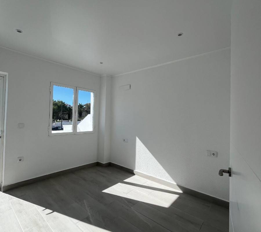 TŘÍPATROVÝ BUNGALOV NA PRODEJ - LA MATA