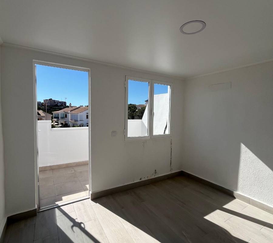 TŘÍPATROVÝ BUNGALOV NA PRODEJ - LA MATA