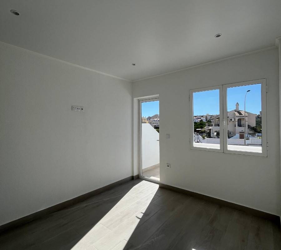 TŘÍPATROVÝ BUNGALOV NA PRODEJ - LA MATA