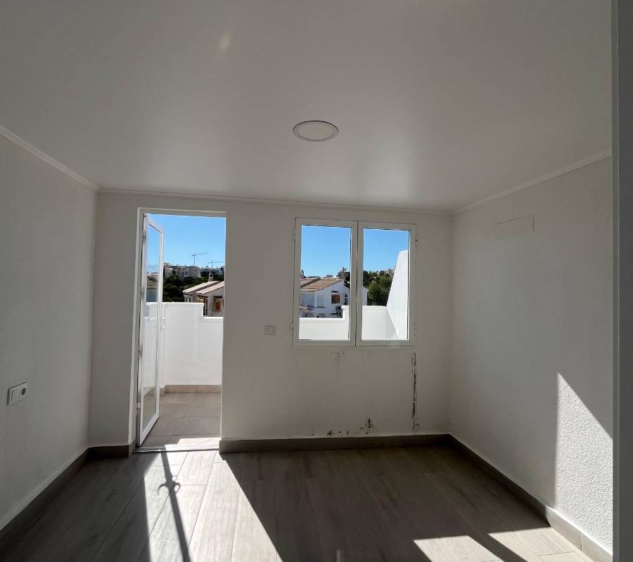 TŘÍPATROVÝ BUNGALOV NA PRODEJ - LA MATA