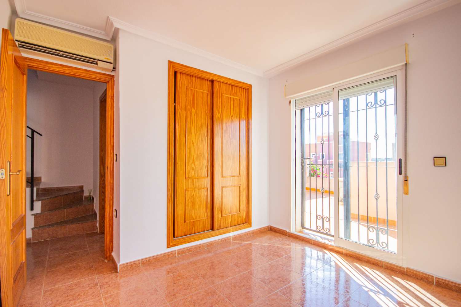 Dvojdomek se zahradou, parkovacím místem, soláriem, sklepem a společným bazénem na prodej v La Herrada (Los Montesinos, Alicante)