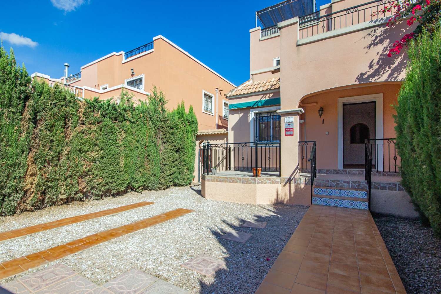 Dvojdomek se zahradou, parkovacím místem, soláriem, sklepem a společným bazénem na prodej v La Herrada (Los Montesinos, Alicante)