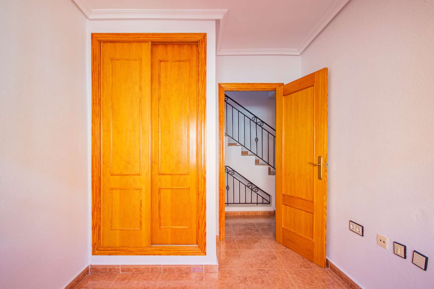 Dvojdomek se zahradou, parkovacím místem, soláriem, sklepem a společným bazénem na prodej v La Herrada (Los Montesinos, Alicante)