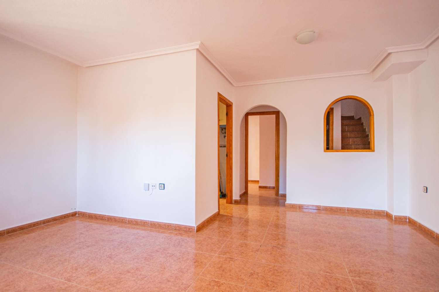 Dvojdomek se zahradou, parkovacím místem, soláriem, sklepem a společným bazénem na prodej v La Herrada (Los Montesinos, Alicante)