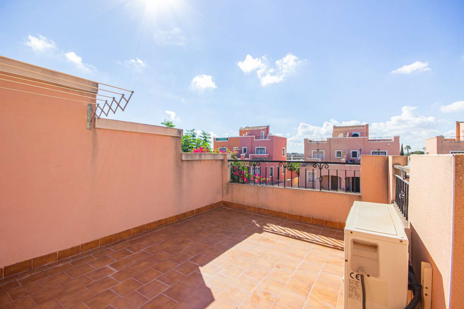 Dvojdomek se zahradou, parkovacím místem, soláriem, sklepem a společným bazénem na prodej v La Herrada (Los Montesinos, Alicante)