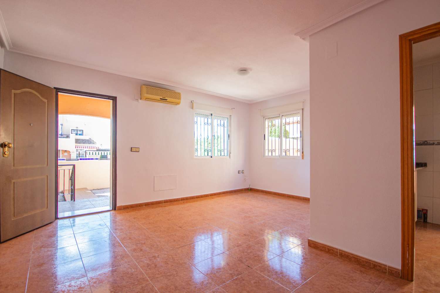 Dvojdomek se zahradou, parkovacím místem, soláriem, sklepem a společným bazénem na prodej v La Herrada (Los Montesinos, Alicante)