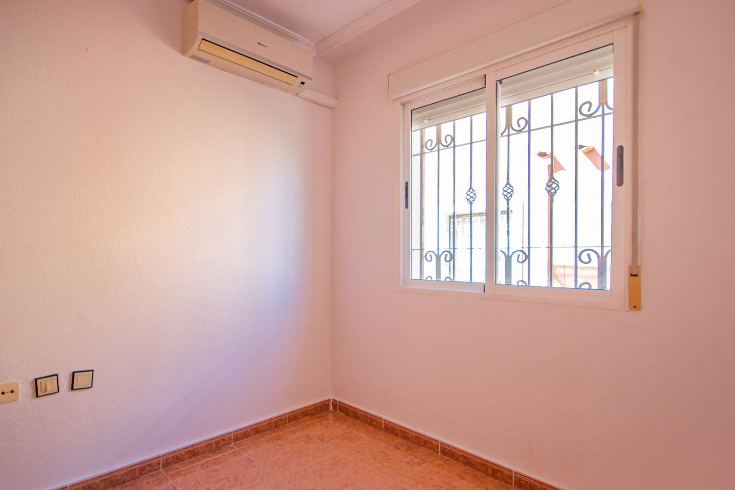 Dvojdomek se zahradou, parkovacím místem, soláriem, sklepem a společným bazénem na prodej v La Herrada (Los Montesinos, Alicante)