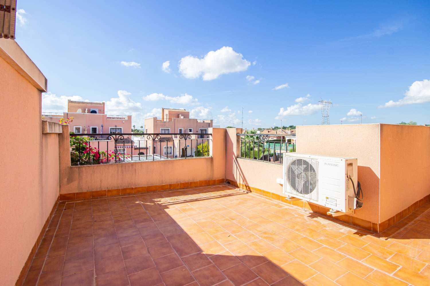 Dvojdomek se zahradou, parkovacím místem, soláriem, sklepem a společným bazénem na prodej v La Herrada (Los Montesinos, Alicante)