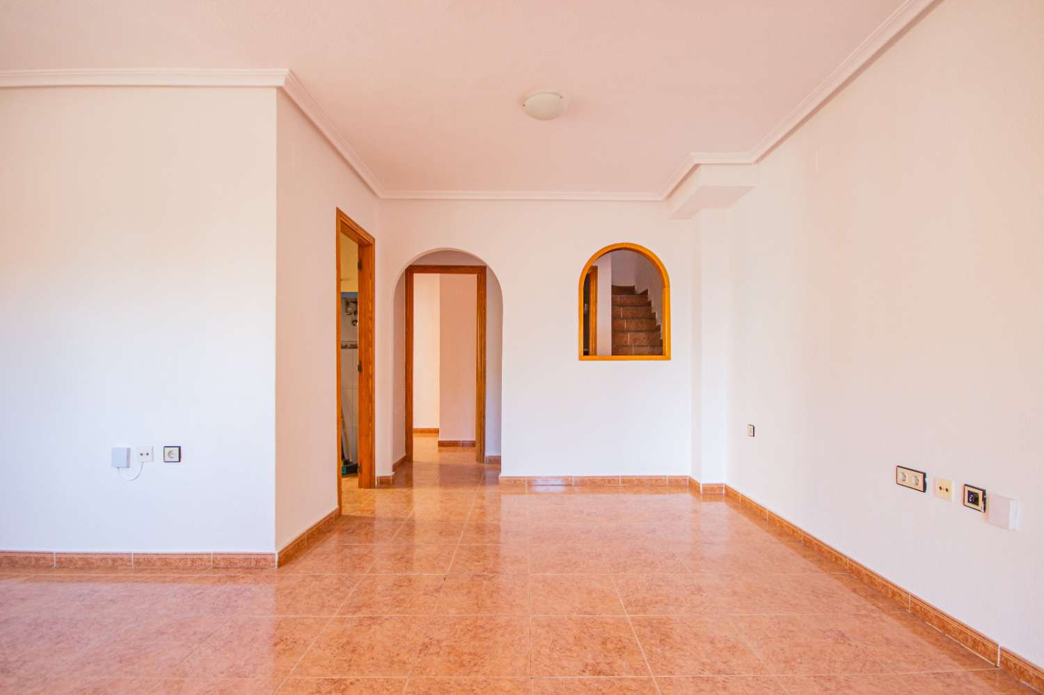 Dvojdomek se zahradou, parkovacím místem, soláriem, sklepem a společným bazénem na prodej v La Herrada (Los Montesinos, Alicante)