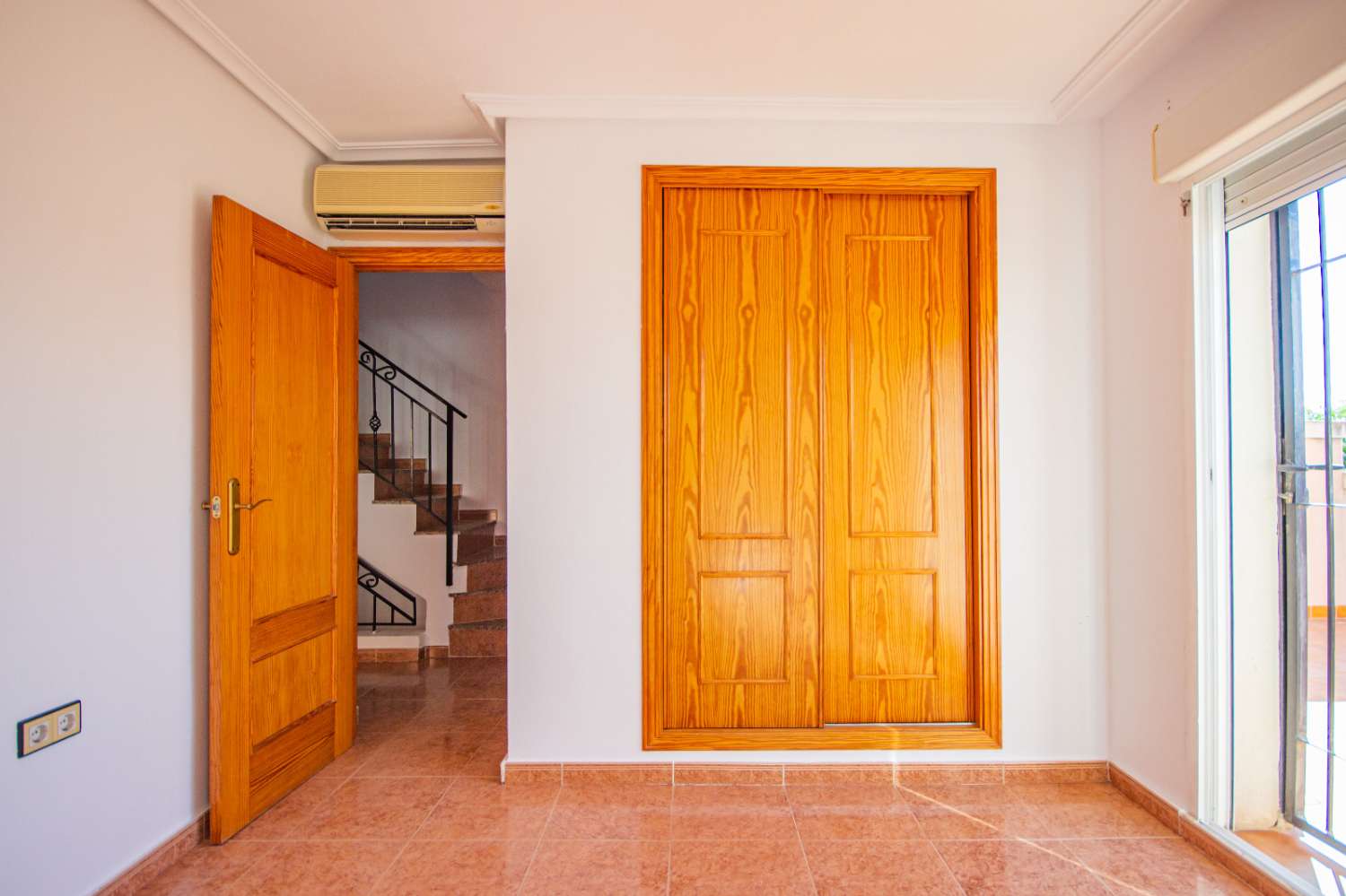 Dvojdomek se zahradou, parkovacím místem, soláriem, sklepem a společným bazénem na prodej v La Herrada (Los Montesinos, Alicante)