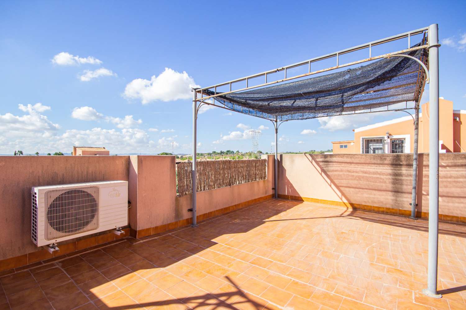 Dvojdomek se zahradou, parkovacím místem, soláriem, sklepem a společným bazénem na prodej v La Herrada (Los Montesinos, Alicante)