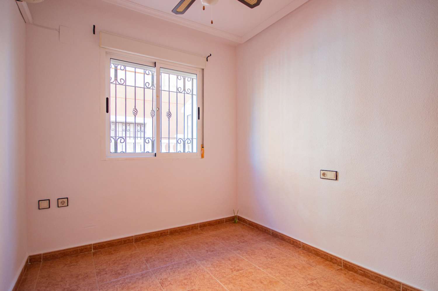 Dvojdomek se zahradou, parkovacím místem, soláriem, sklepem a společným bazénem na prodej v La Herrada (Los Montesinos, Alicante)