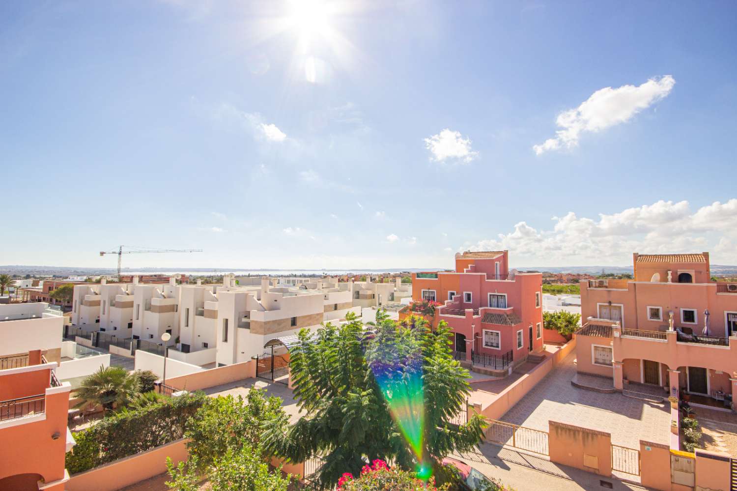 Dvojdomek se zahradou, parkovacím místem, soláriem, sklepem a společným bazénem na prodej v La Herrada (Los Montesinos, Alicante)