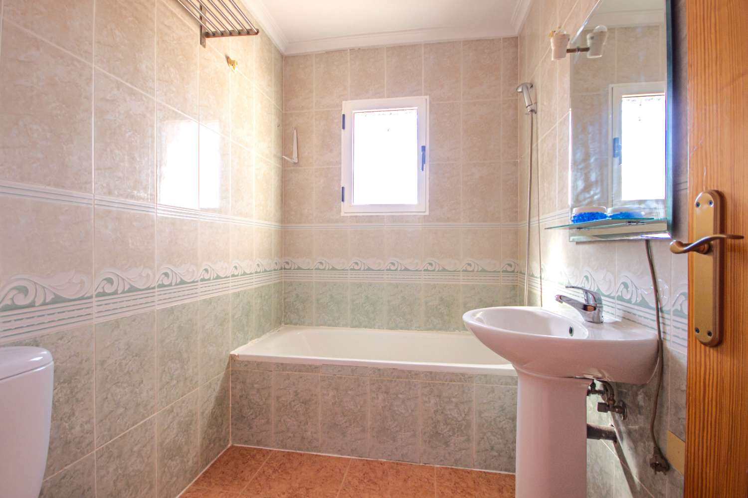 Dvojdomek se zahradou, parkovacím místem, soláriem, sklepem a společným bazénem na prodej v La Herrada (Los Montesinos, Alicante)