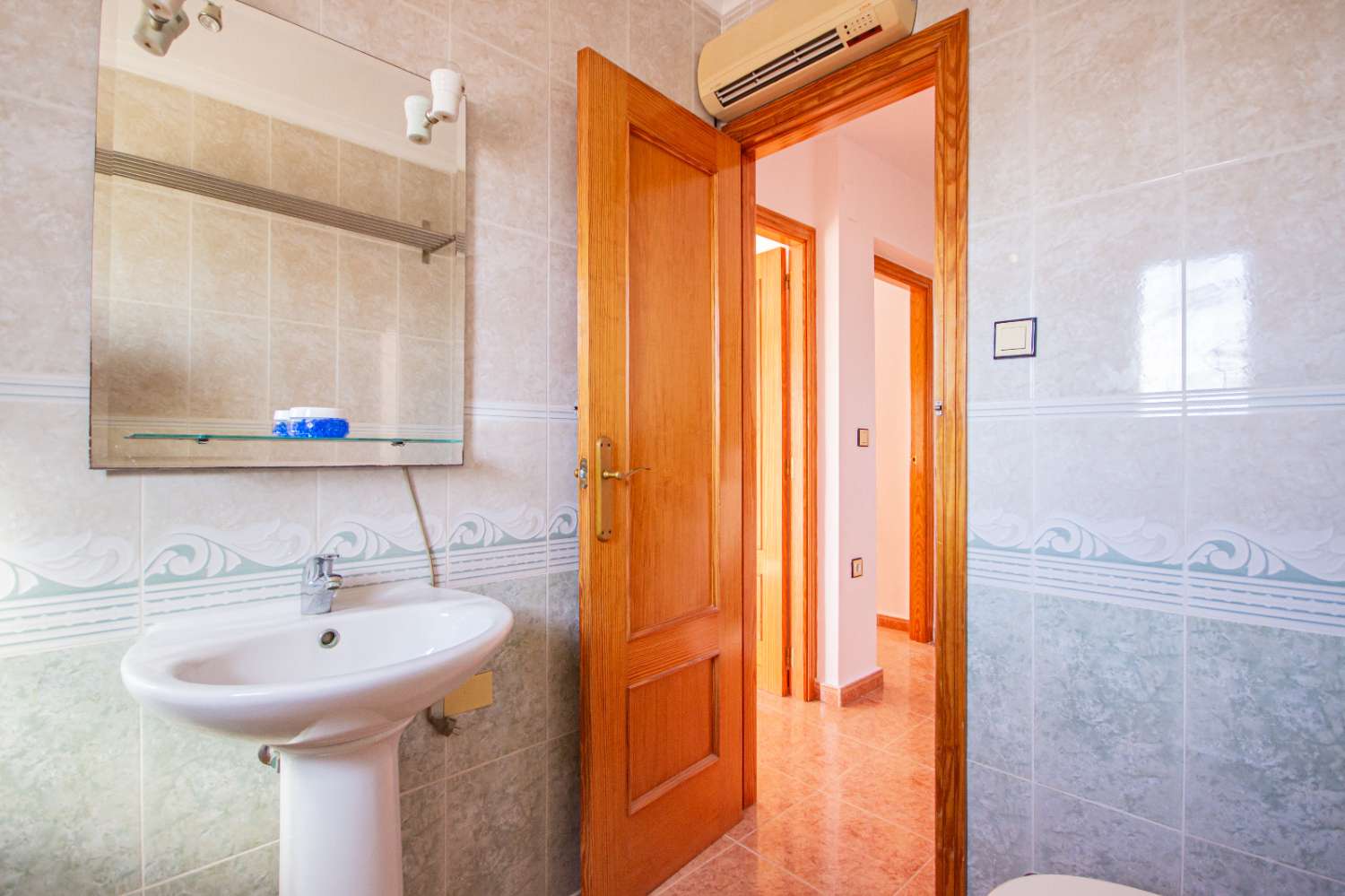 Dvojdomek se zahradou, parkovacím místem, soláriem, sklepem a společným bazénem na prodej v La Herrada (Los Montesinos, Alicante)