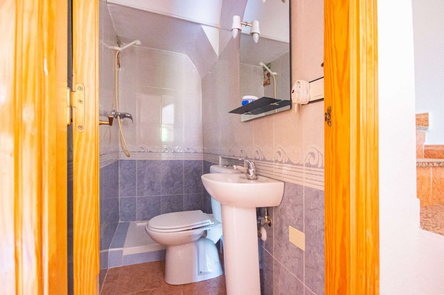 Dvojdomek se zahradou, parkovacím místem, soláriem, sklepem a společným bazénem na prodej v La Herrada (Los Montesinos, Alicante)