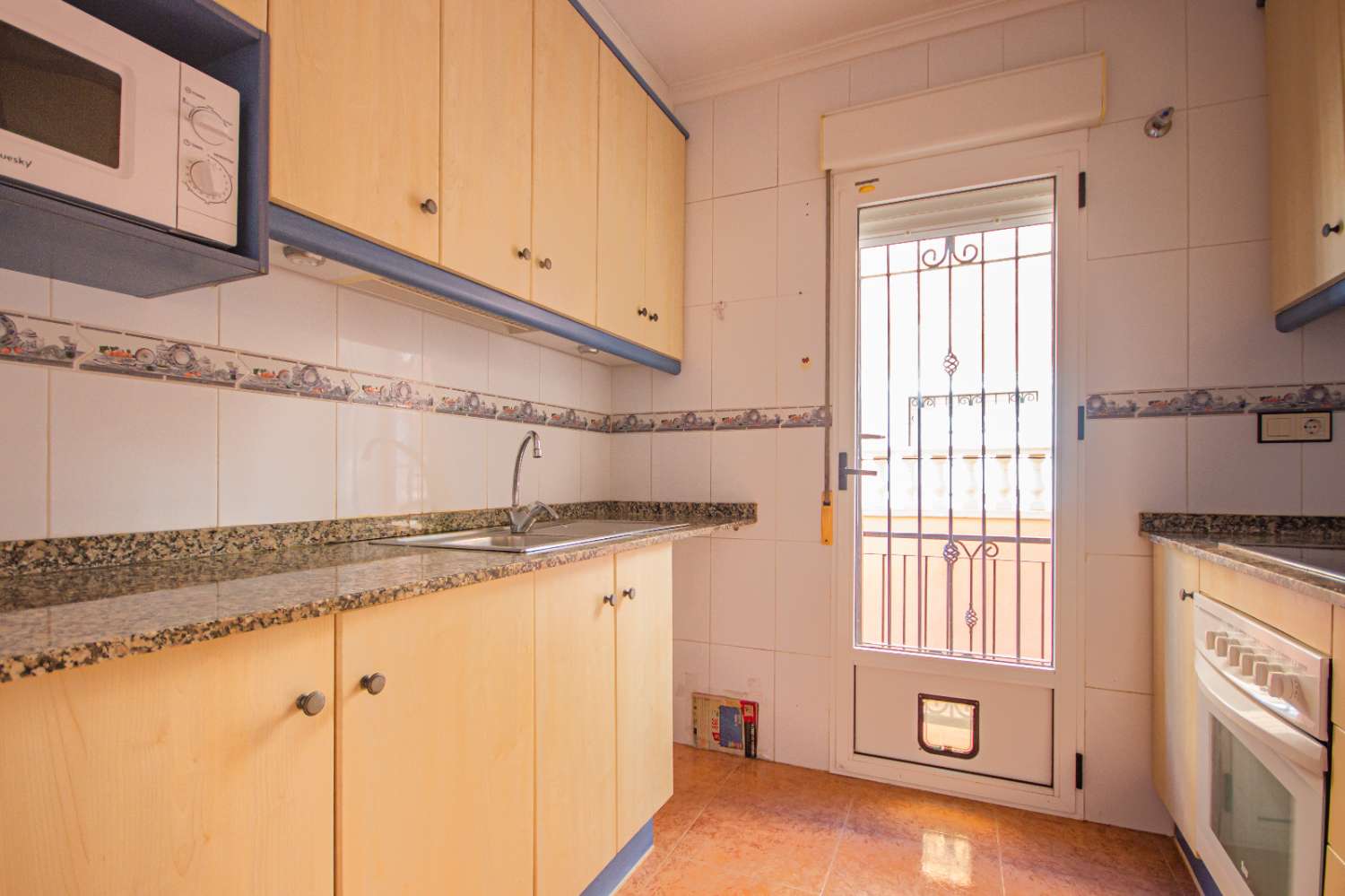 Dvojdomek se zahradou, parkovacím místem, soláriem, sklepem a společným bazénem na prodej v La Herrada (Los Montesinos, Alicante)