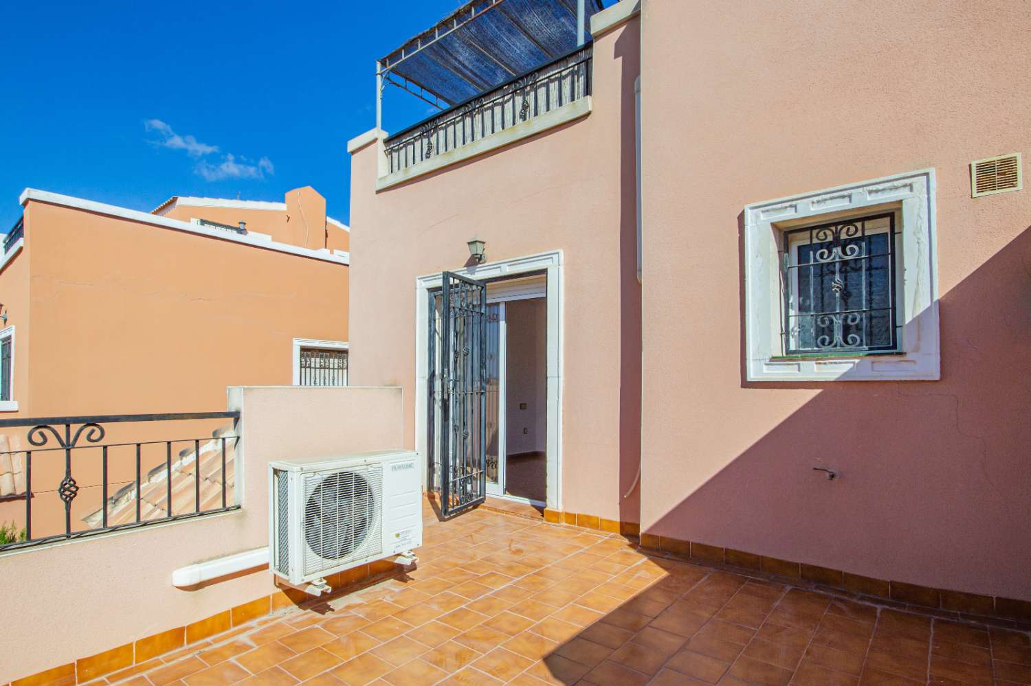 Dvojdomek se zahradou, parkovacím místem, soláriem, sklepem a společným bazénem na prodej v La Herrada (Los Montesinos, Alicante)