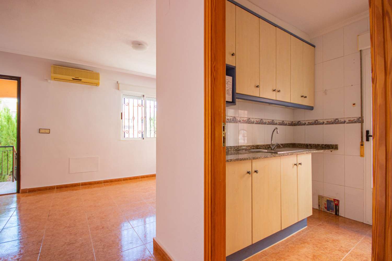 Dvojdomek se zahradou, parkovacím místem, soláriem, sklepem a společným bazénem na prodej v La Herrada (Los Montesinos, Alicante)