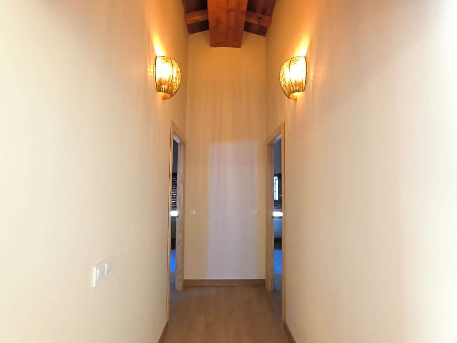 PŘIPRAVENO K NASTĚHOVÁNÍ – Útulná vila plná charakteru s přístavbou pro hosty, bazénem a nádherným výhledem na hory