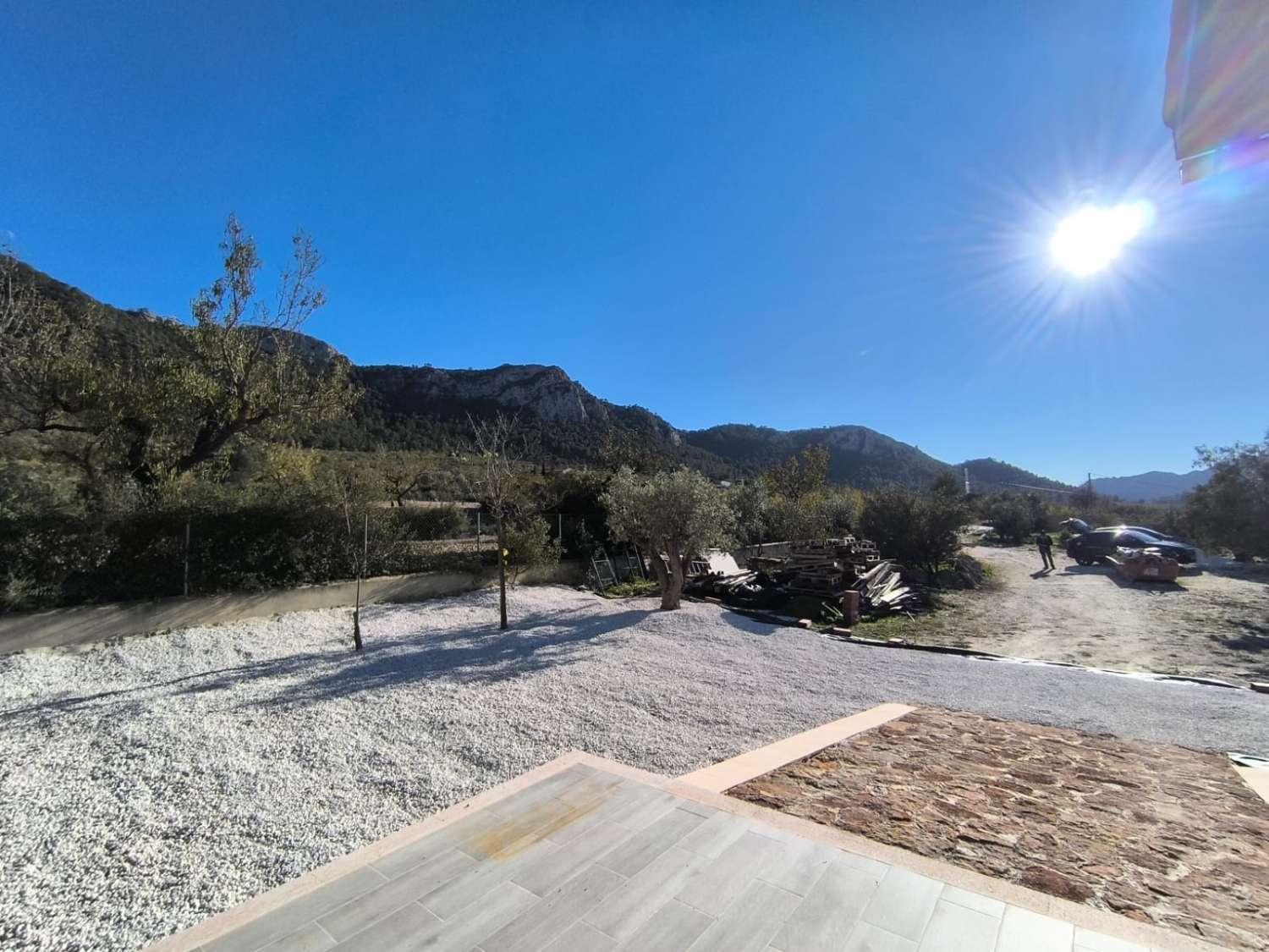 PŘIPRAVENO K NASTĚHOVÁNÍ – Útulná vila plná charakteru s přístavbou pro hosty, bazénem a nádherným výhledem na hory