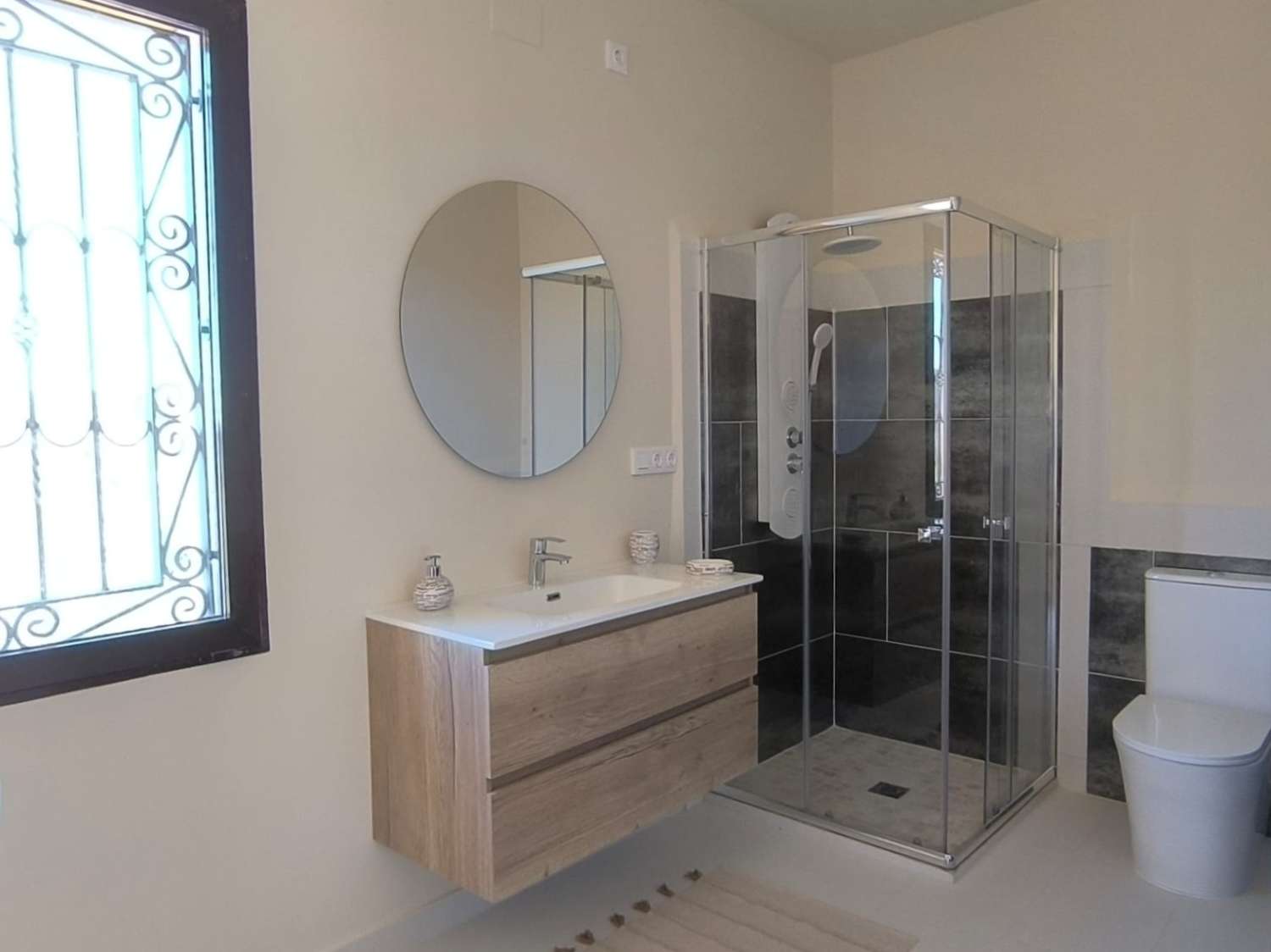 PŘIPRAVENO K NASTĚHOVÁNÍ – Útulná vila plná charakteru s přístavbou pro hosty, bazénem a nádherným výhledem na hory