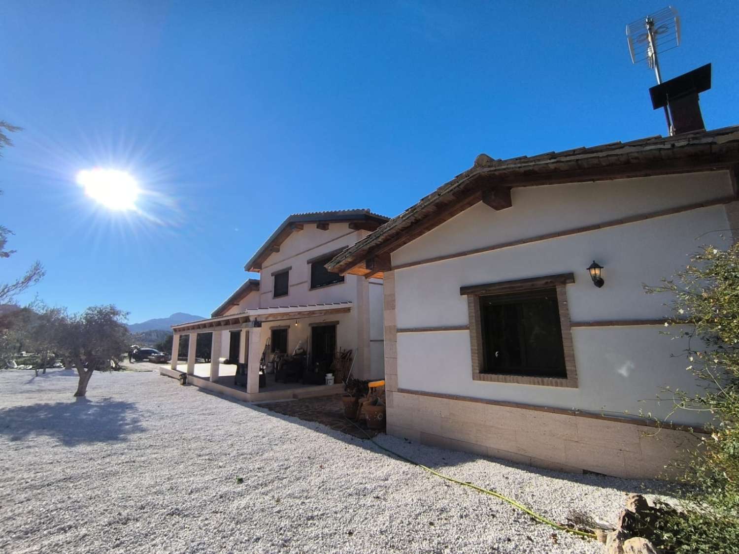 PŘIPRAVENO K NASTĚHOVÁNÍ – Útulná vila plná charakteru s přístavbou pro hosty, bazénem a nádherným výhledem na hory