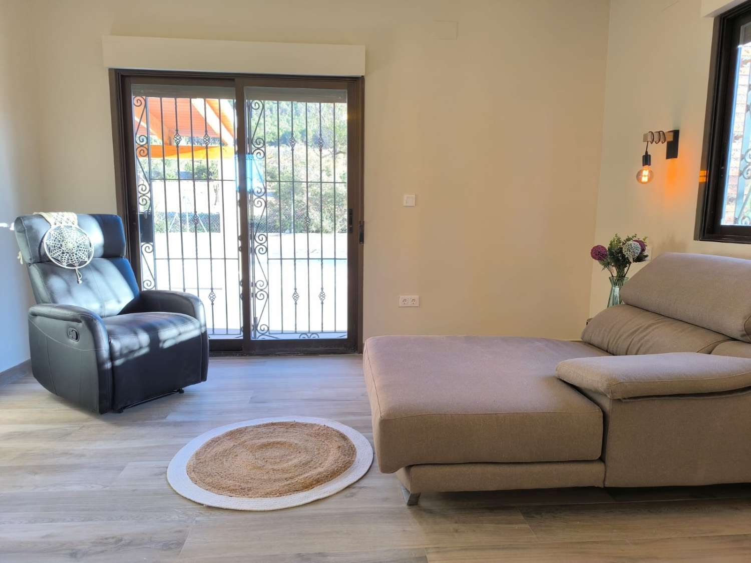 PŘIPRAVENO K NASTĚHOVÁNÍ – Útulná vila plná charakteru s přístavbou pro hosty, bazénem a nádherným výhledem na hory