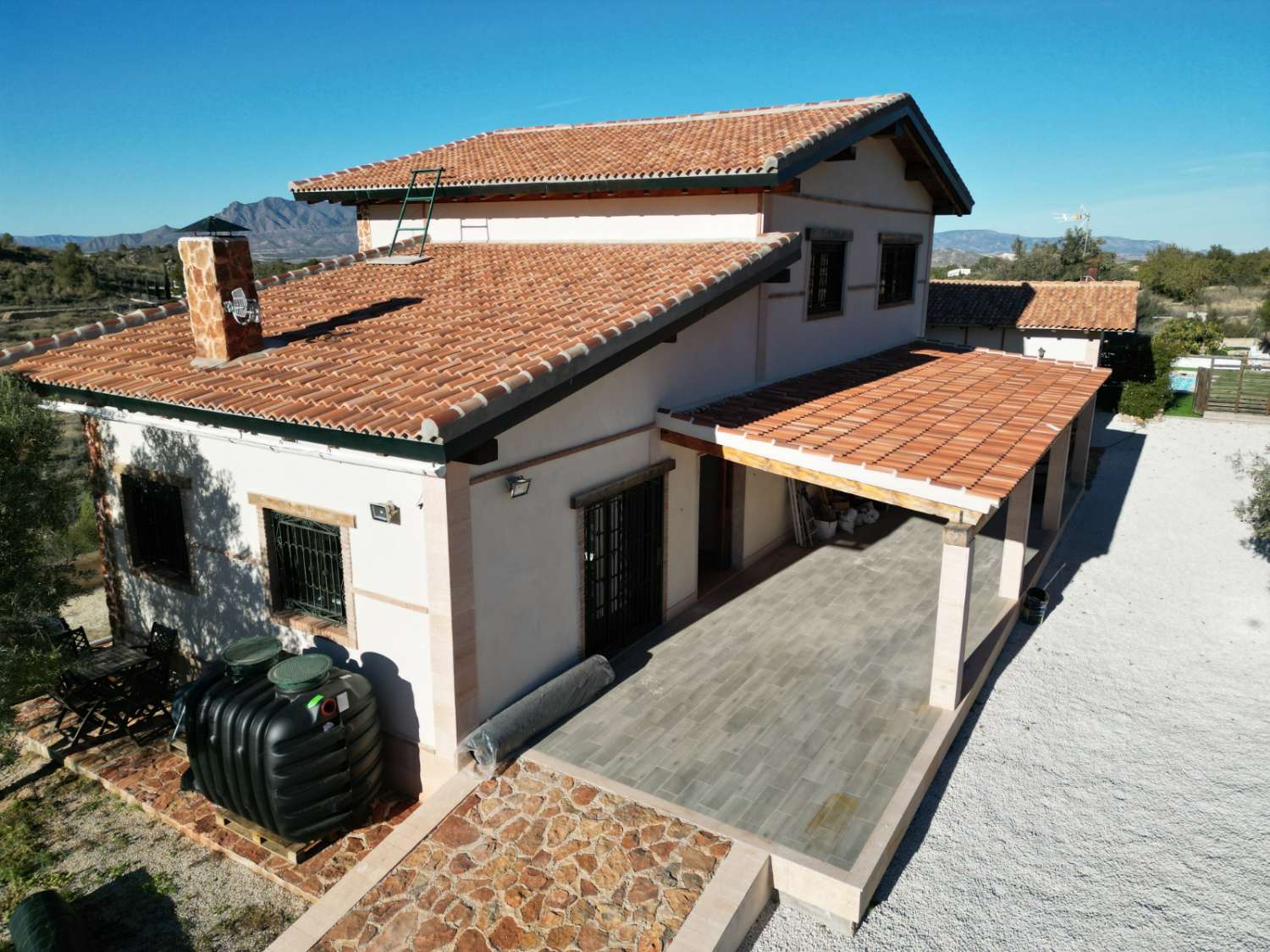 PŘIPRAVENO K NASTĚHOVÁNÍ – Útulná vila plná charakteru s přístavbou pro hosty, bazénem a nádherným výhledem na hory