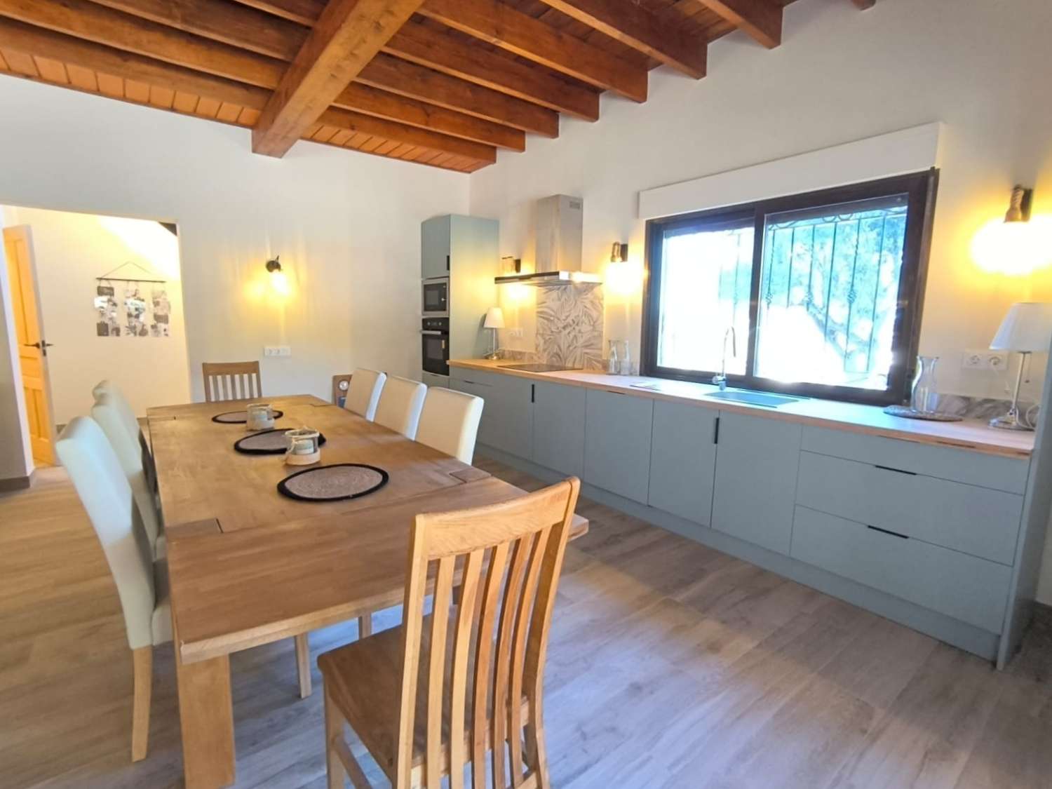 PŘIPRAVENO K NASTĚHOVÁNÍ – Útulná vila plná charakteru s přístavbou pro hosty, bazénem a nádherným výhledem na hory