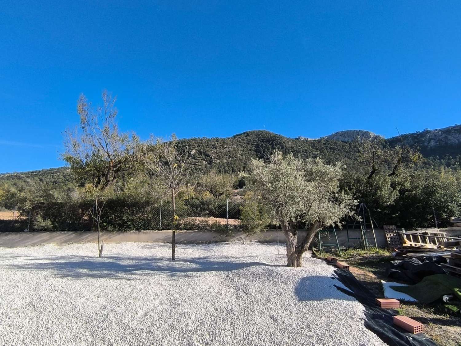 PŘIPRAVENO K NASTĚHOVÁNÍ – Útulná vila plná charakteru s přístavbou pro hosty, bazénem a nádherným výhledem na hory