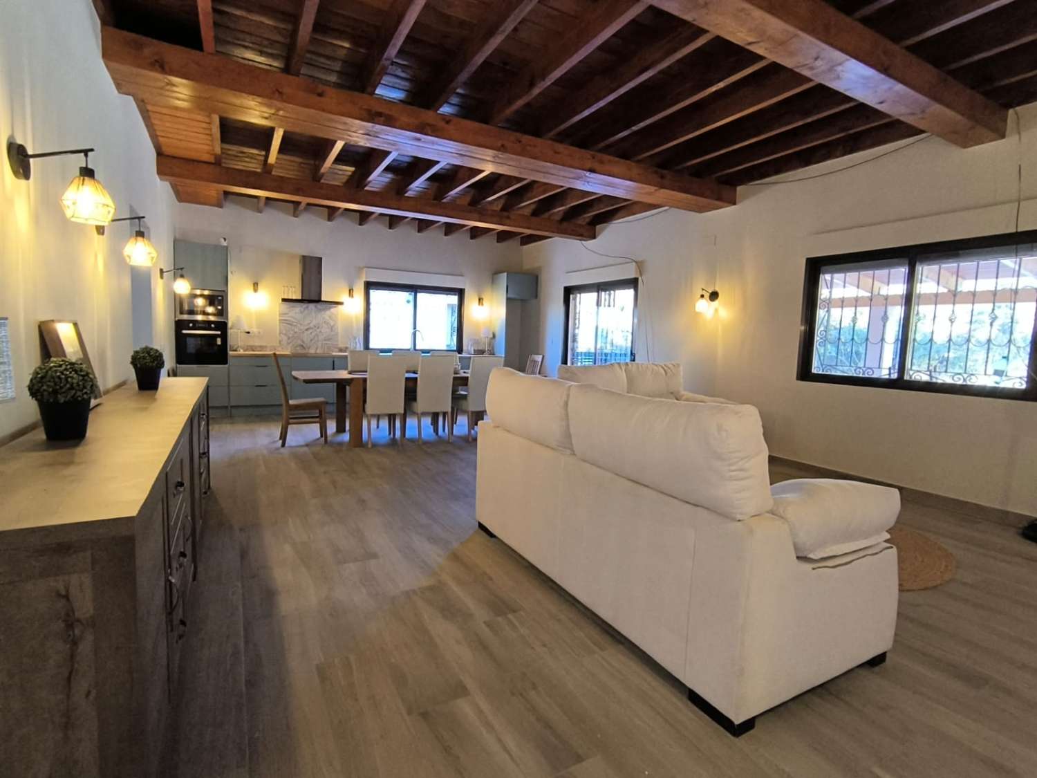 PŘIPRAVENO K NASTĚHOVÁNÍ – Útulná vila plná charakteru s přístavbou pro hosty, bazénem a nádherným výhledem na hory