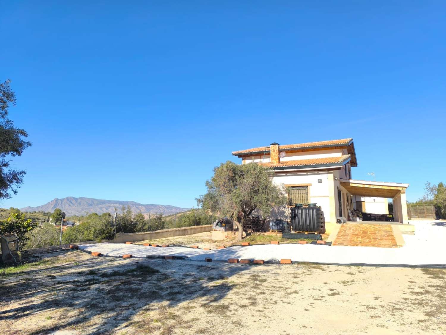 PŘIPRAVENO K NASTĚHOVÁNÍ – Útulná vila plná charakteru s přístavbou pro hosty, bazénem a nádherným výhledem na hory