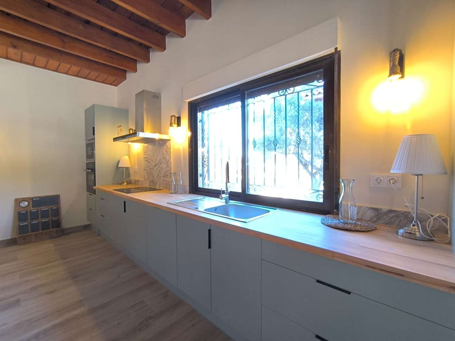 PŘIPRAVENO K NASTĚHOVÁNÍ – Útulná vila plná charakteru s přístavbou pro hosty, bazénem a nádherným výhledem na hory