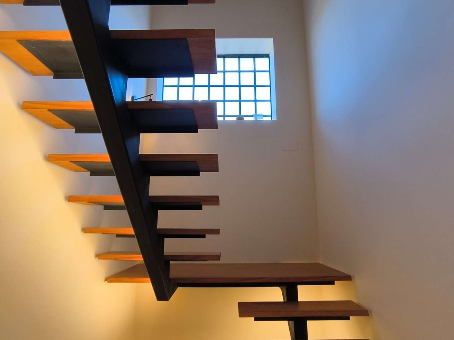 PŘIPRAVENO K NASTĚHOVÁNÍ – Útulná vila plná charakteru s přístavbou pro hosty, bazénem a nádherným výhledem na hory