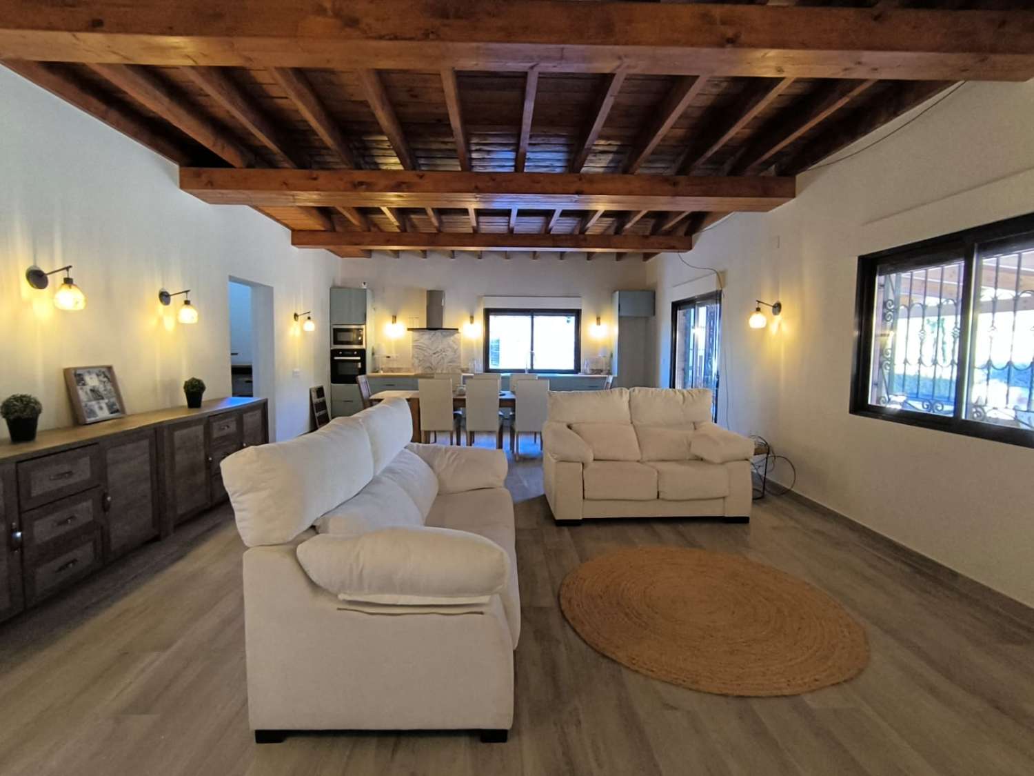 PŘIPRAVENO K NASTĚHOVÁNÍ – Útulná vila plná charakteru s přístavbou pro hosty, bazénem a nádherným výhledem na hory